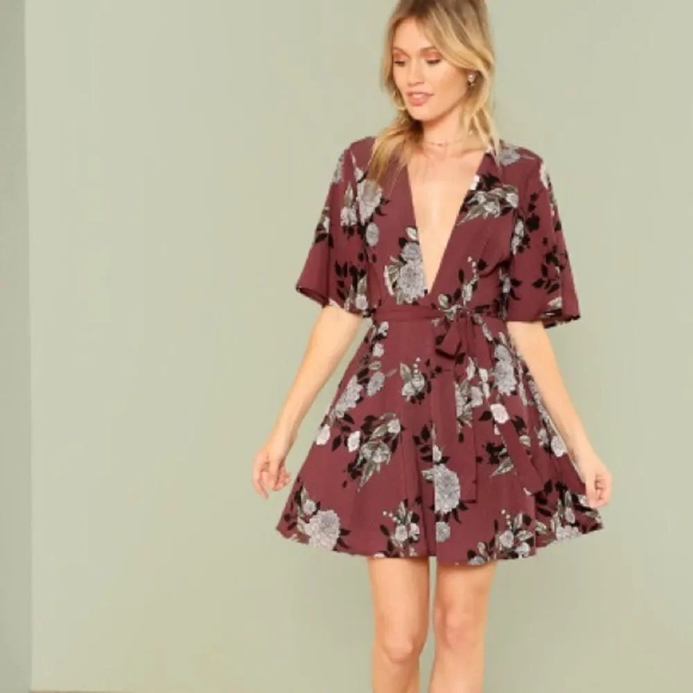 ✨HP✨Plunge Neck Bell Sleeve Botanical Dress✨